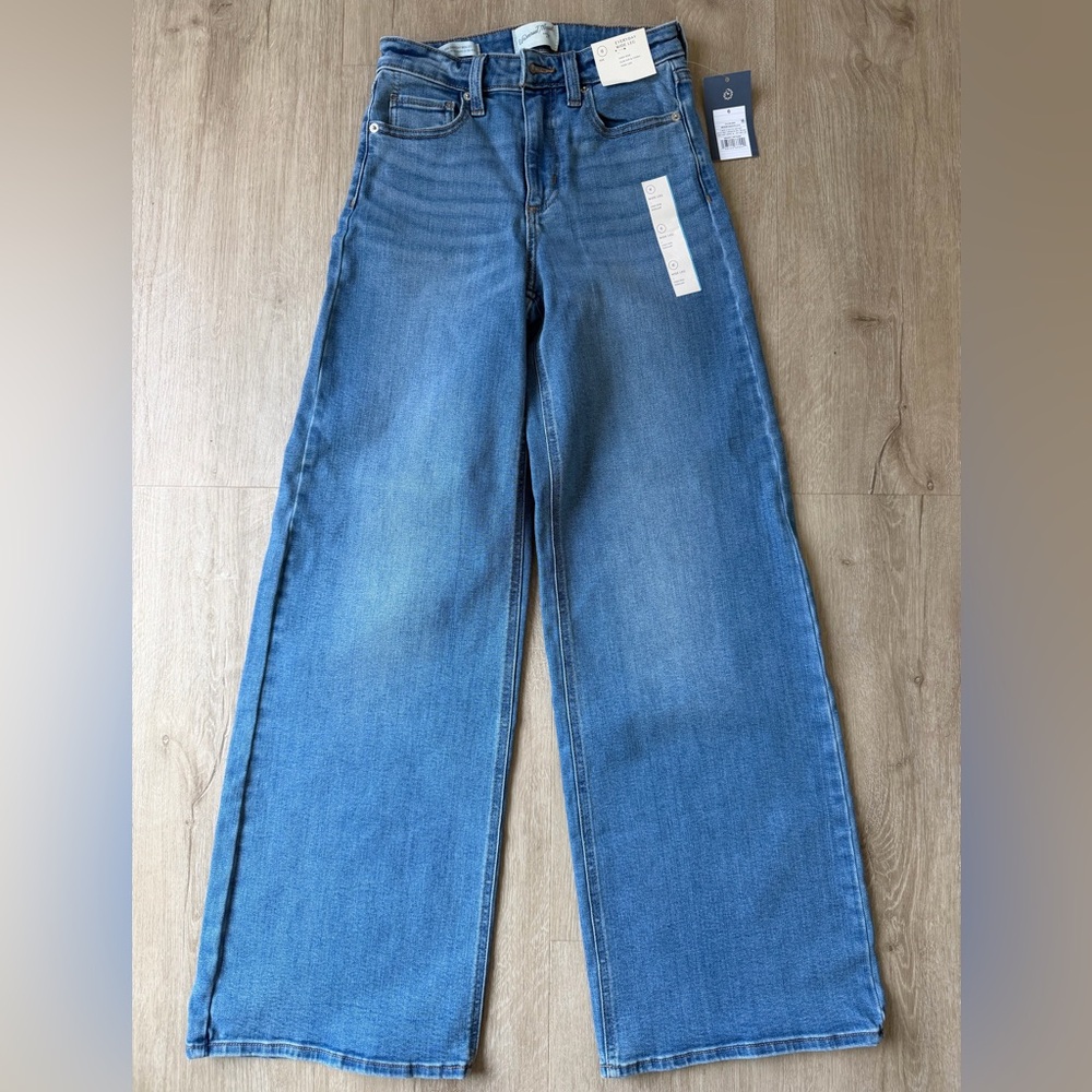 Universal Thread Everyday Wide Leg Jeans. Size 6, high rise, regular length
